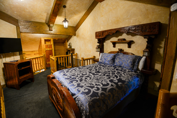 Woodland Tree House Photo 11